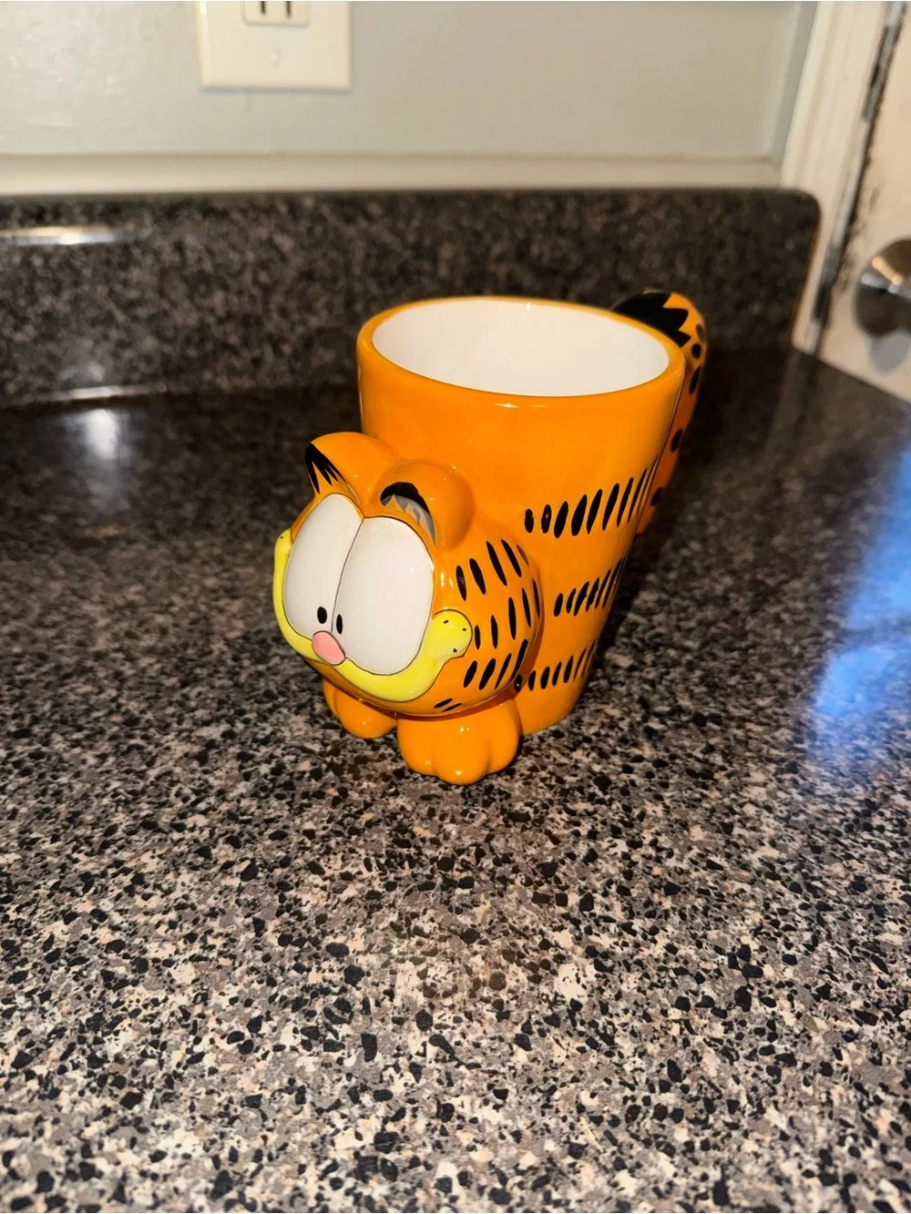 2005 Garfield Burton Ceramic Coffee Mug Tail Handle